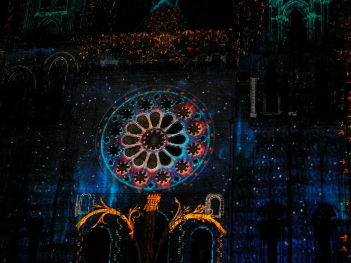 http://unpieddanslesnuages.com/wp-content/uploads/2016/07/parcours-visite-chartres-en-lumi%C3%A8res.jpg